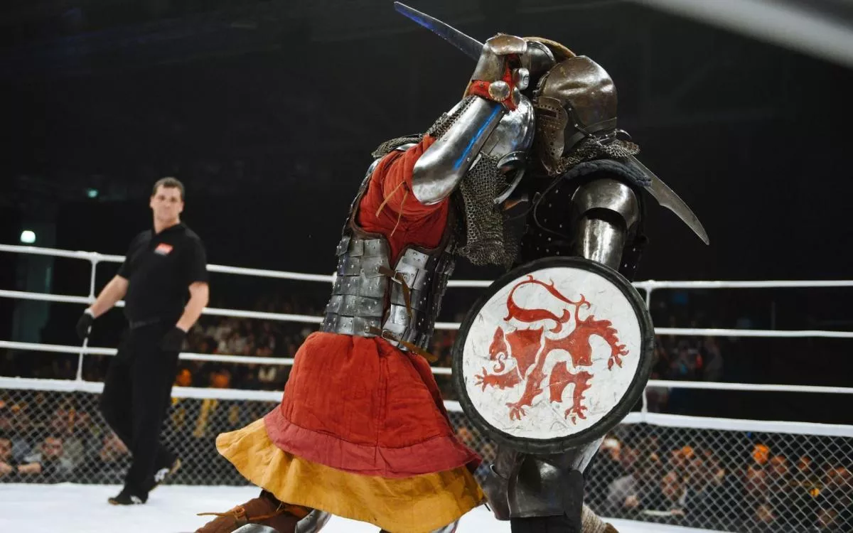 Šílené, brutální? MMA rytířů s meči a štíty. Podívejte se
