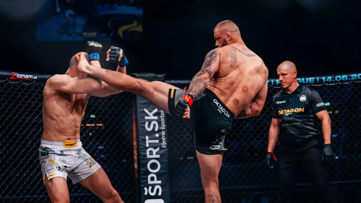 Šílené konce a KO. Češi zažili v kleci hodně adrenalinu