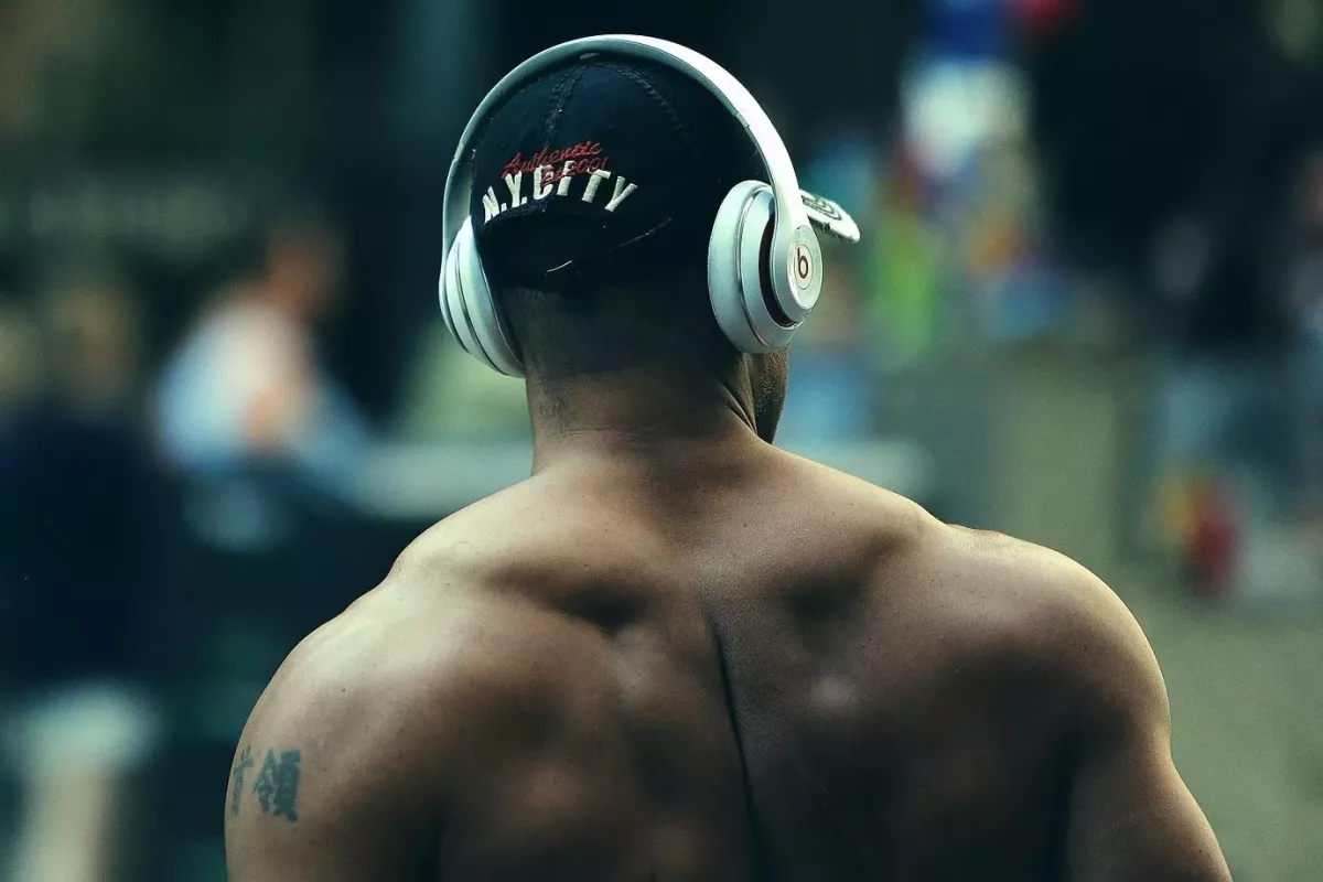 Šílenost! Nafouknutý biceps olejem nevydržel, MMA zápas se odkládá