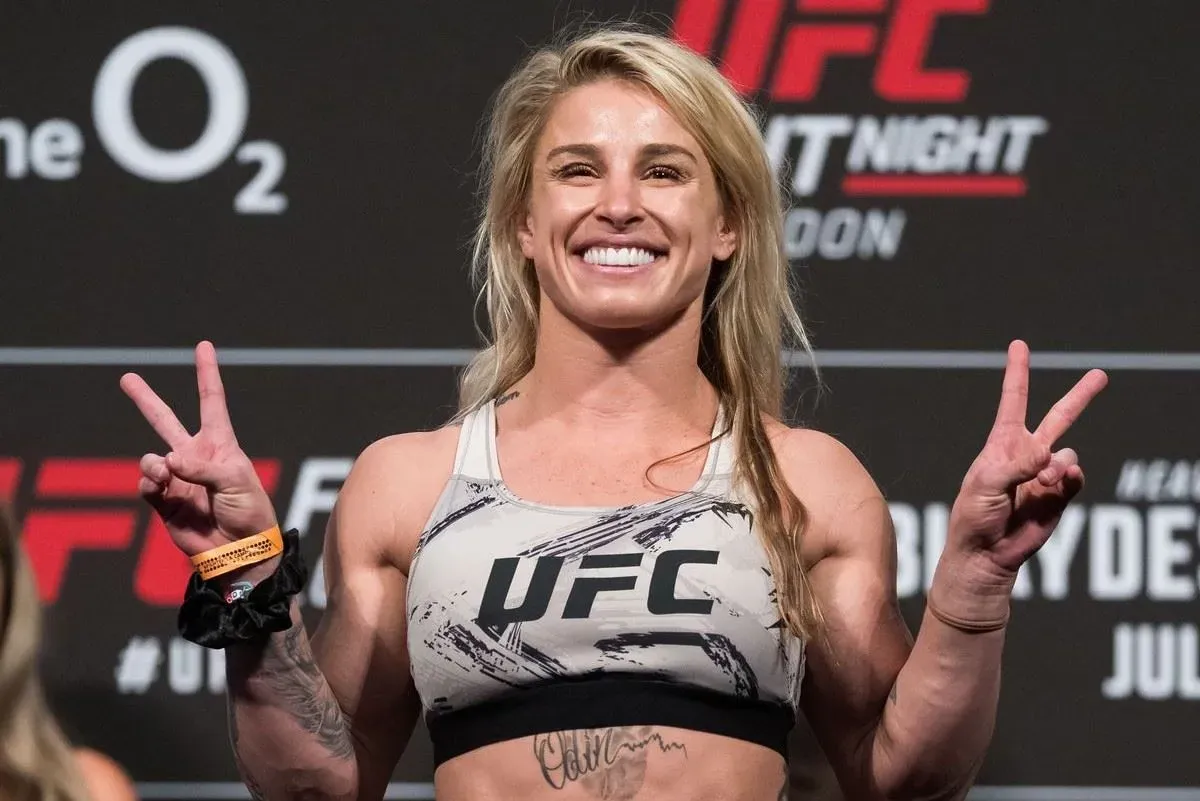 Slavná bojovnice a její intimní chvilka. Ukázala se v sauně, pak dráždila u bazénu