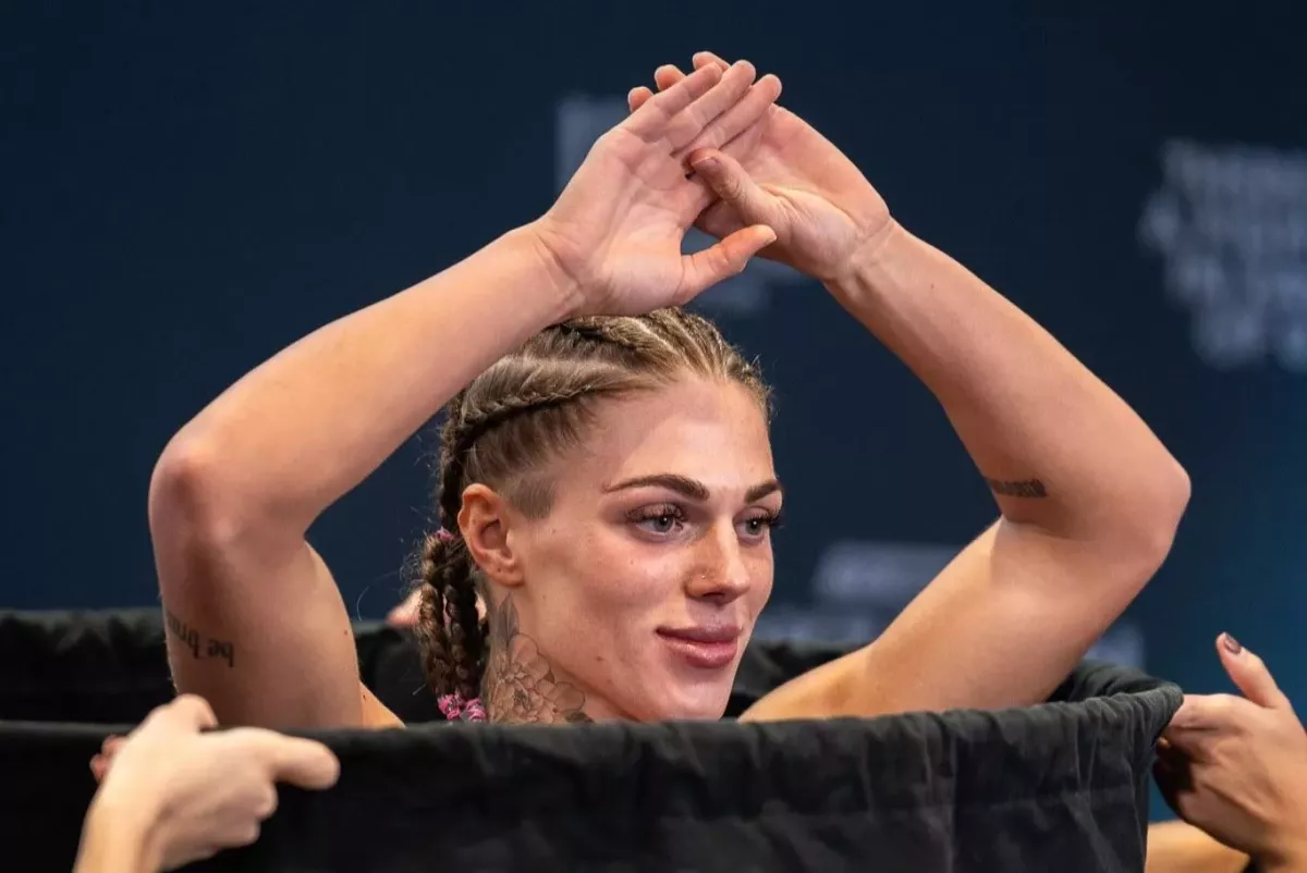 Slovenská kráska a dva světy. Hluboký výstřih a sportovní dřina