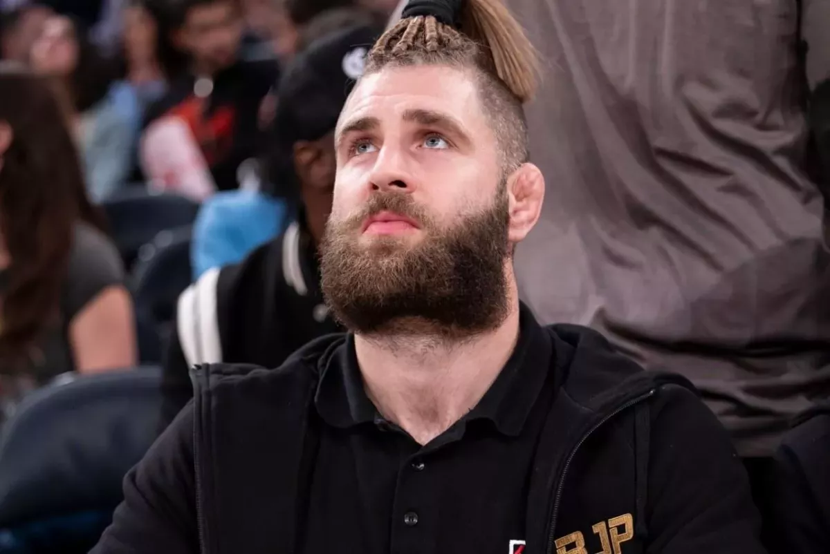Smyčka se začíná stahovat, čas srandiček skončil. Procházka má s týmem jasný fokus