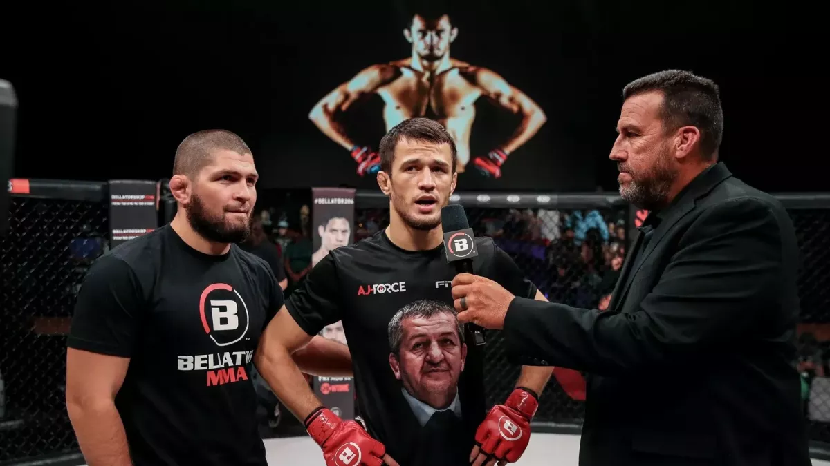 Souboj klanů ovládl neporažený Nurmagomedov. Bezzubý Pitbull nevěděl, jak na něj