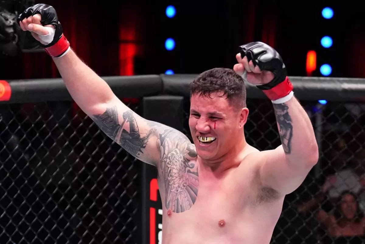 Souboj obrů. Drtivá rána a KO. Těžká váha sestřelila krajana a vysloužila si smlouvu v UFC