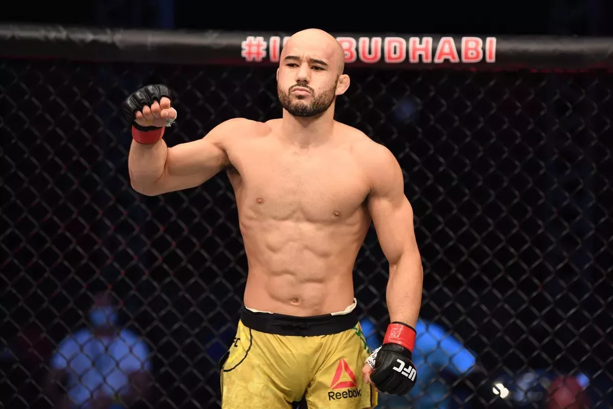 Současného šampiona UFC skolil luxusním kolenem, porazil i legendu. Brazilec se ale rozhodl skončit