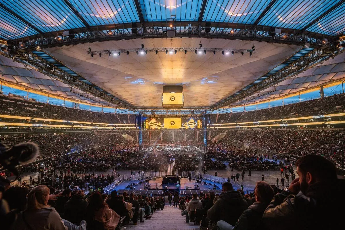 Špatně rozestavěné židličky a oslnění letadel. Oktagonu hrozily milionové pokuty