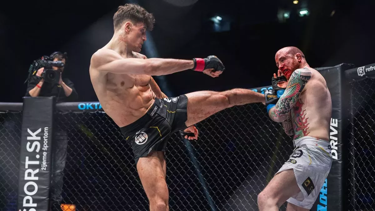 Spor o zápas pokračuje, fanoušci zuří. Rivalové z klece na sebe házejí vinu