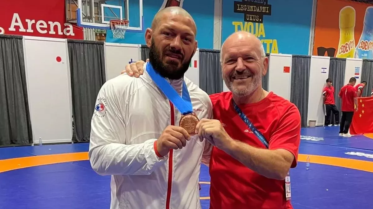 Srdce bušilo, ve tmě koukal do stropu a usmíval se. Tohle bych přál každému, zářil Omarov