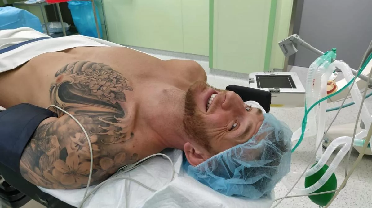 Srdce válečníka. Bojoval se zlomenou klíční kostí, naštípnutými žebry a nefunkčním ramenem. Jak dopadl?