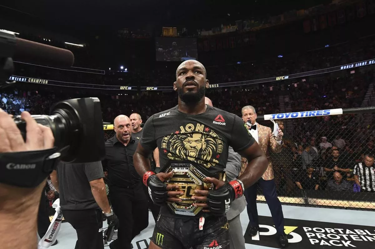 Stále stejná písnička okolo fenomenálního Jonese v UFC. Oslavil další narozeniny, ale zápas nikde