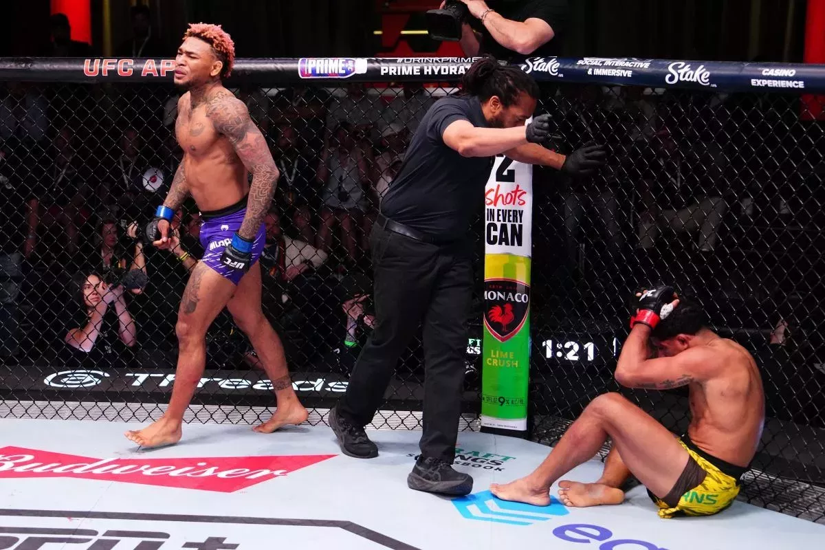 Střídání stráží. Neporažený mladík nemilosrdně zničil veterána UFC