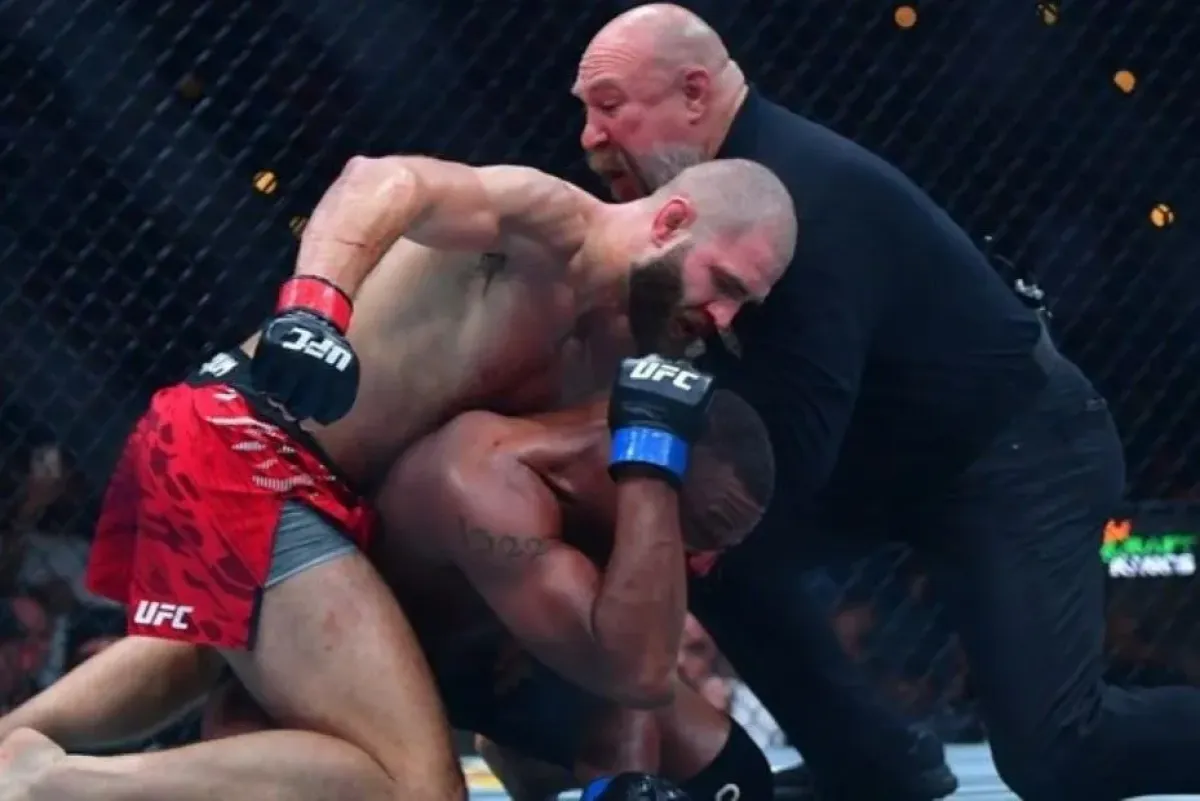 Sudí Procházkova duelu musel pod kudlu. Má obrovskou jizvu