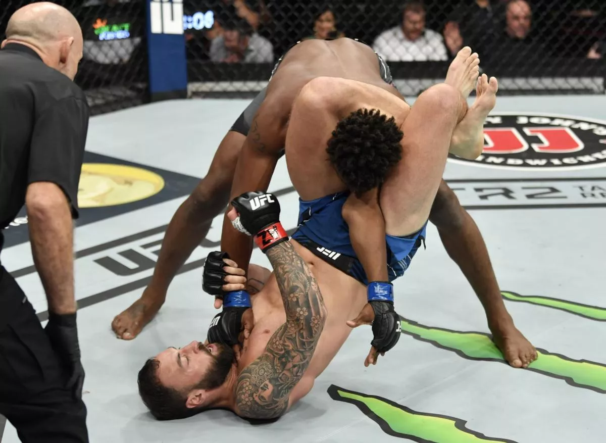Svět UFC zůstal omráčen, rozhodčí nechal bojovat zápasníka s vykloubenou rukou