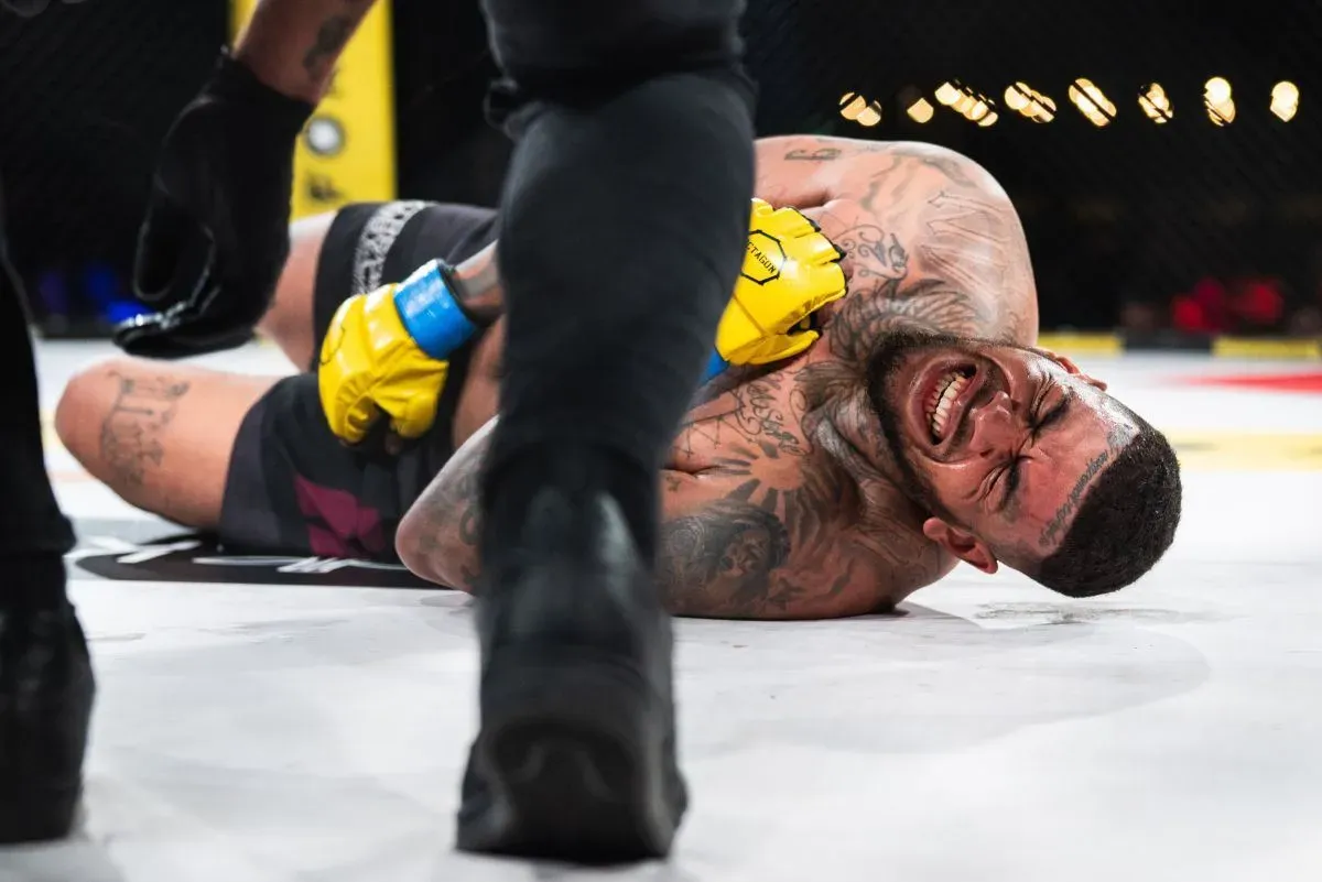 Svíjel se bolestí, nosítka na scénu. Naskočené koleno trefilo rozkrok