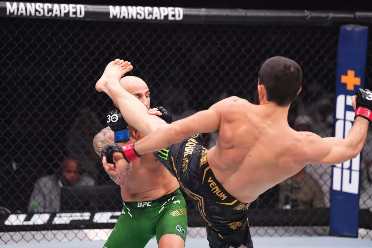 Symbolika a návrat do minulosti. Šampion UFC padl podruhé po kopu do hlavy