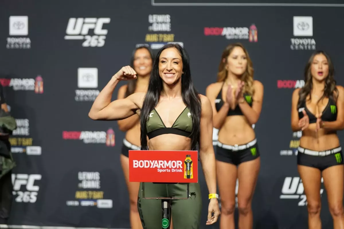 Ta se umí rozparádit. UFC zápasnice dráždí fanoušky svůdnými fotkami u tyče a v bikinách