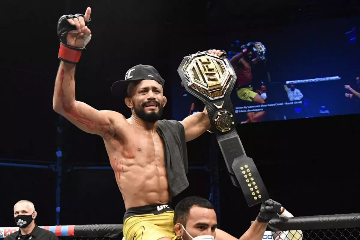 Ten zápas je jen vtip, bude to bitva o plastový pás, říká šampion o hledání nového krále v UFC