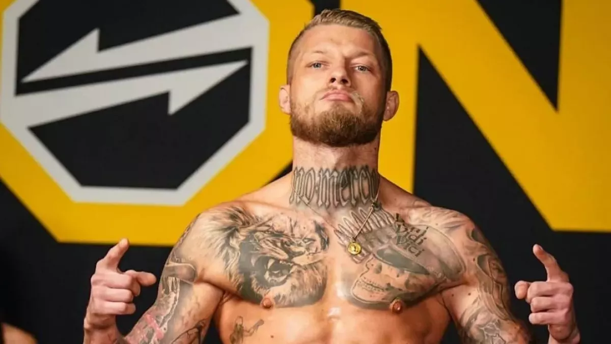 Tetování Hitlera jej stálo zápas v Oktagonu, teď si chce svého „dědu“ nechat odstranit