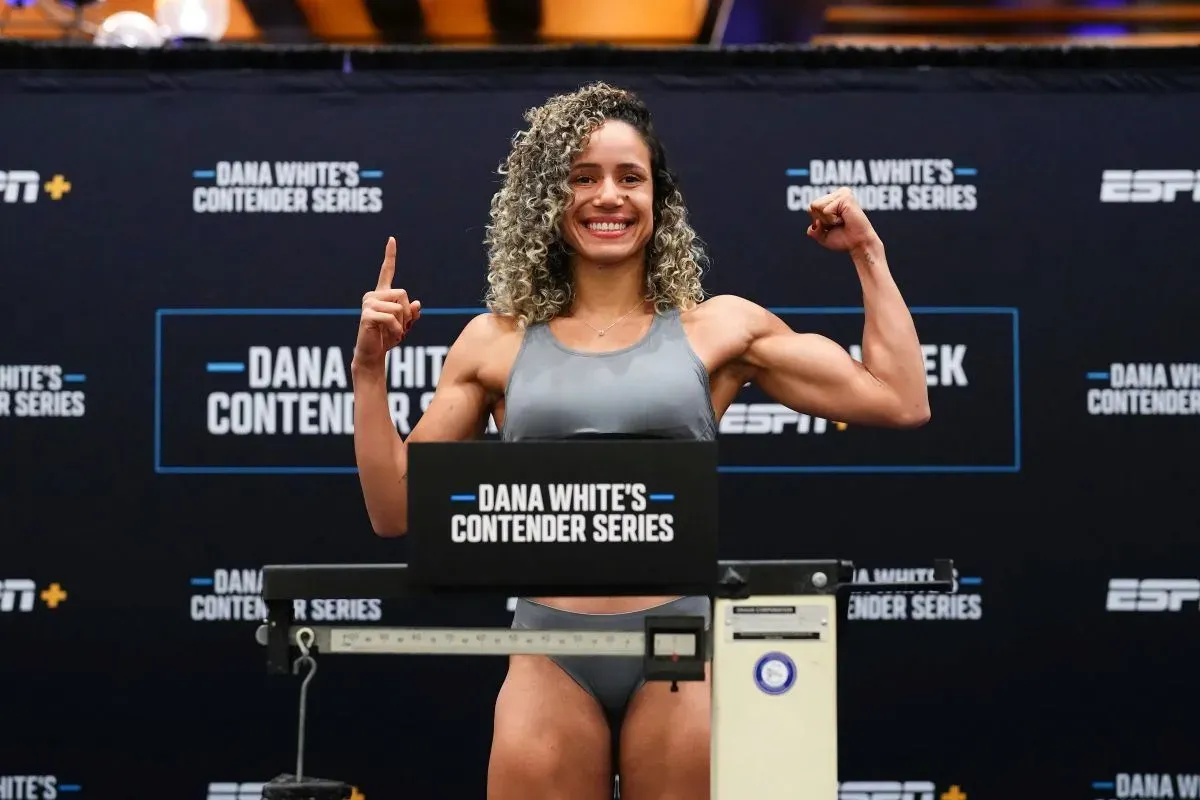 To je změna. Žádná učitelka zeměpisu. Ring girl je dnes bojovnicí UFC