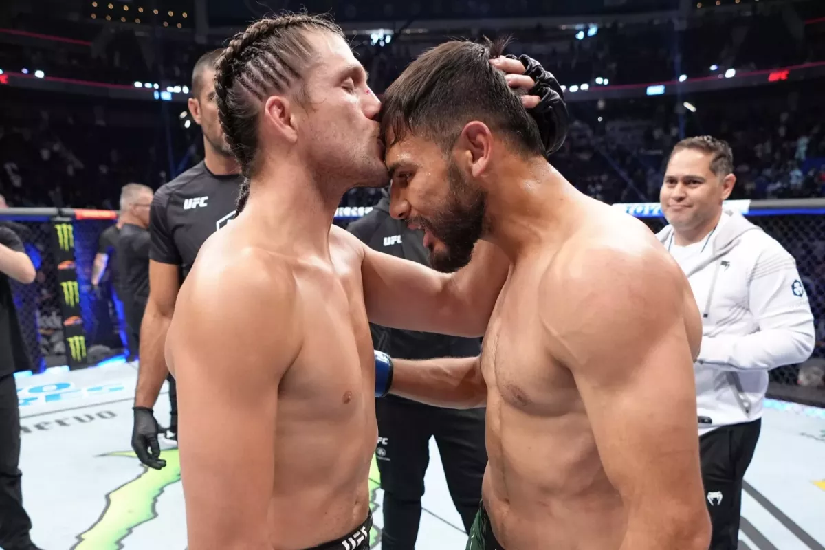 Tohle nikdo nečekal! Bitvu v UFC ukončilo bolestivé zranění!