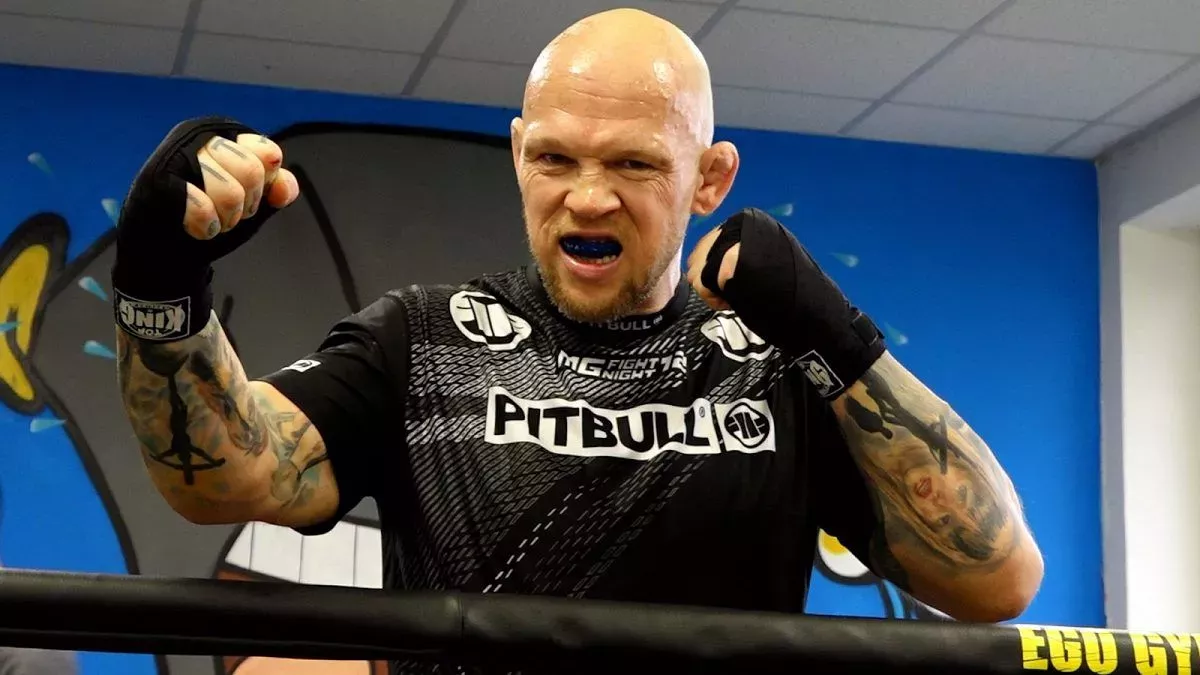 Totální změna! Obr vážil 160 kg a měl problém vyjít schody. Teď se chystá na tvrdou premiéru