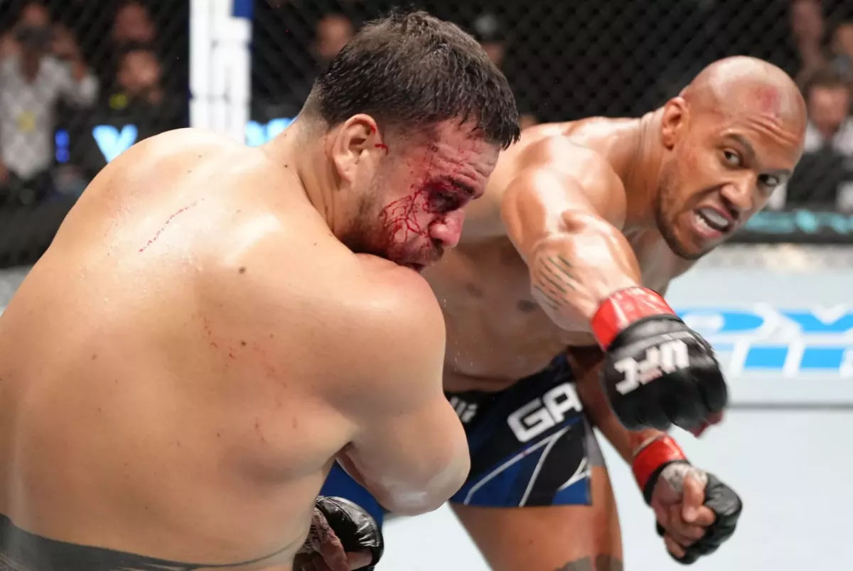 UFC peklo v Paříži! Domácí hrdina přežil vlastní smrt a pak rozsekal tvrďáka z Austrálie