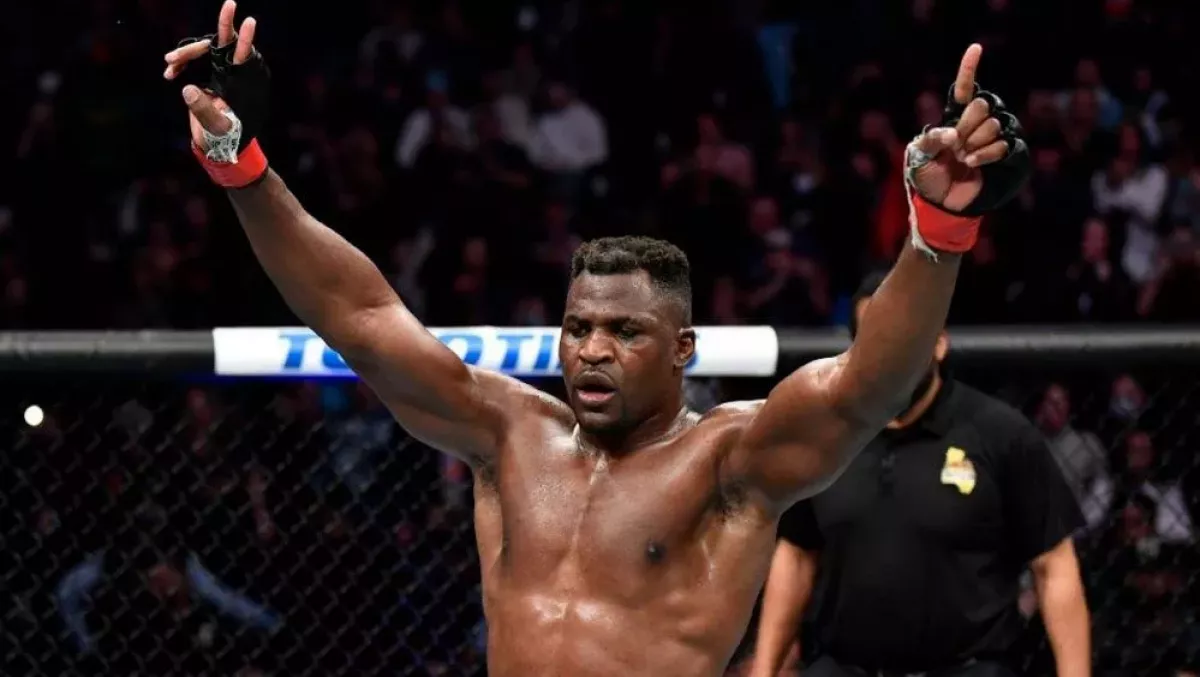 UFC poznala nového šampiona! Bitva těžkých vah nabídla nečekaný průběh