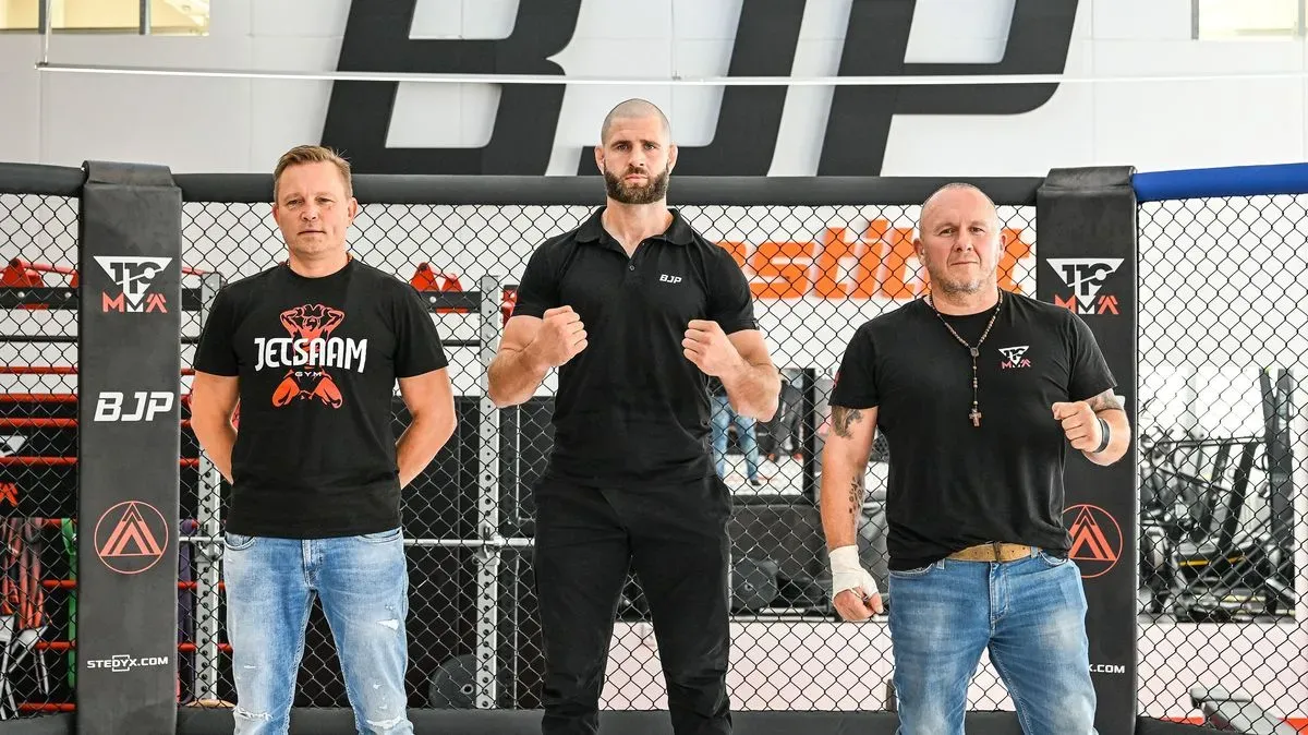 UFC se už třese. Procházka nasadil bojový účes, basu drží i trenér