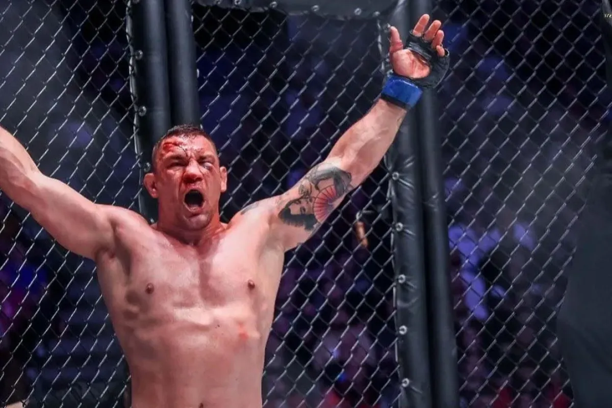 V kleci nezná slitování. Agresivní styl a tvrdé ruce v boji