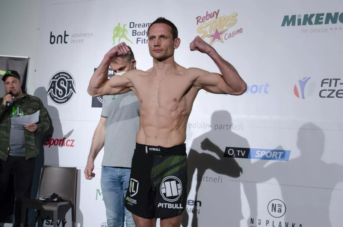 V malých rukavicích to je o jedné ráně. Chci to rychle ukončit, hlásí před MMA premiérou Lesák