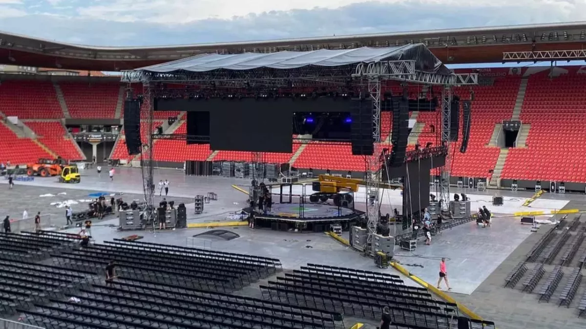 VIDEO: 100 kouzelných sekund. Oktagon proměnil fotbalový stadion v MMA arénu
