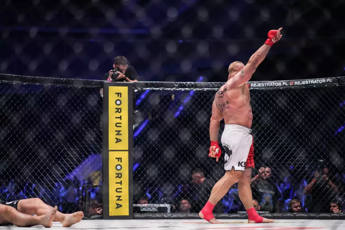 VIDEO: Bolest v kleci. Brutálně vykloubená ruka, ohnutý prst do pravého úhlu a drtivé KO