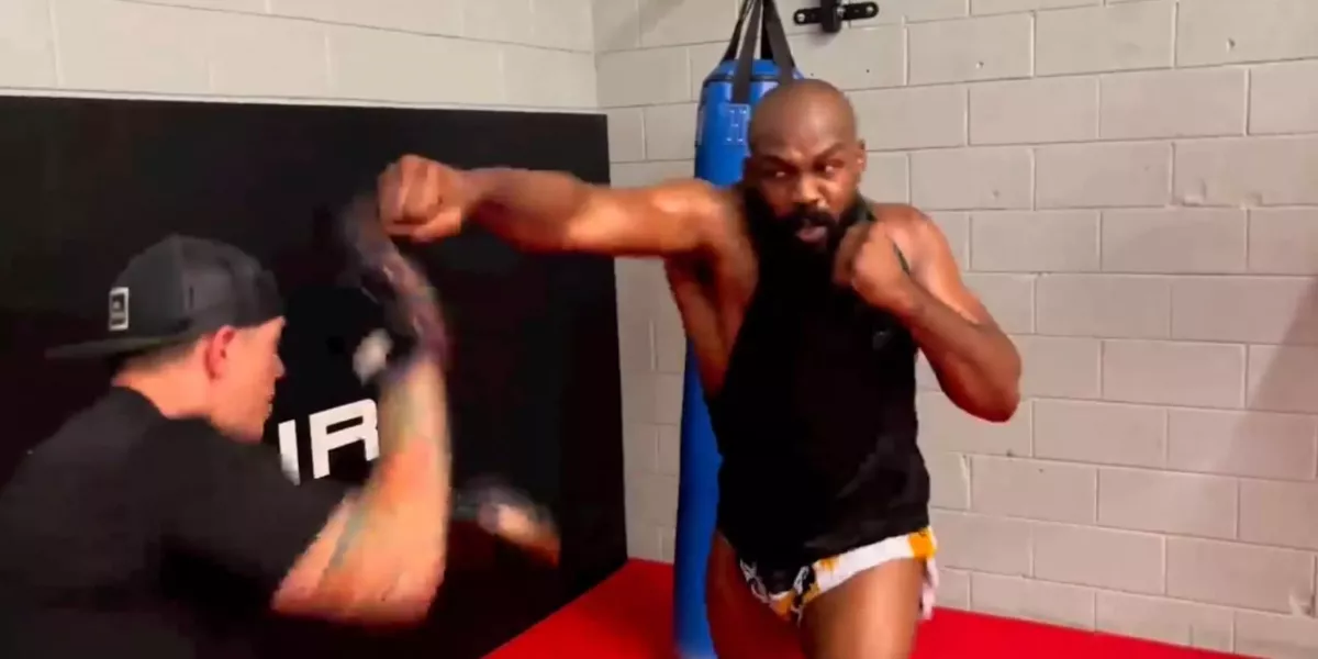VIDEO: Jon Jones se na lapách bez rukavic pochlubil aktuální formou