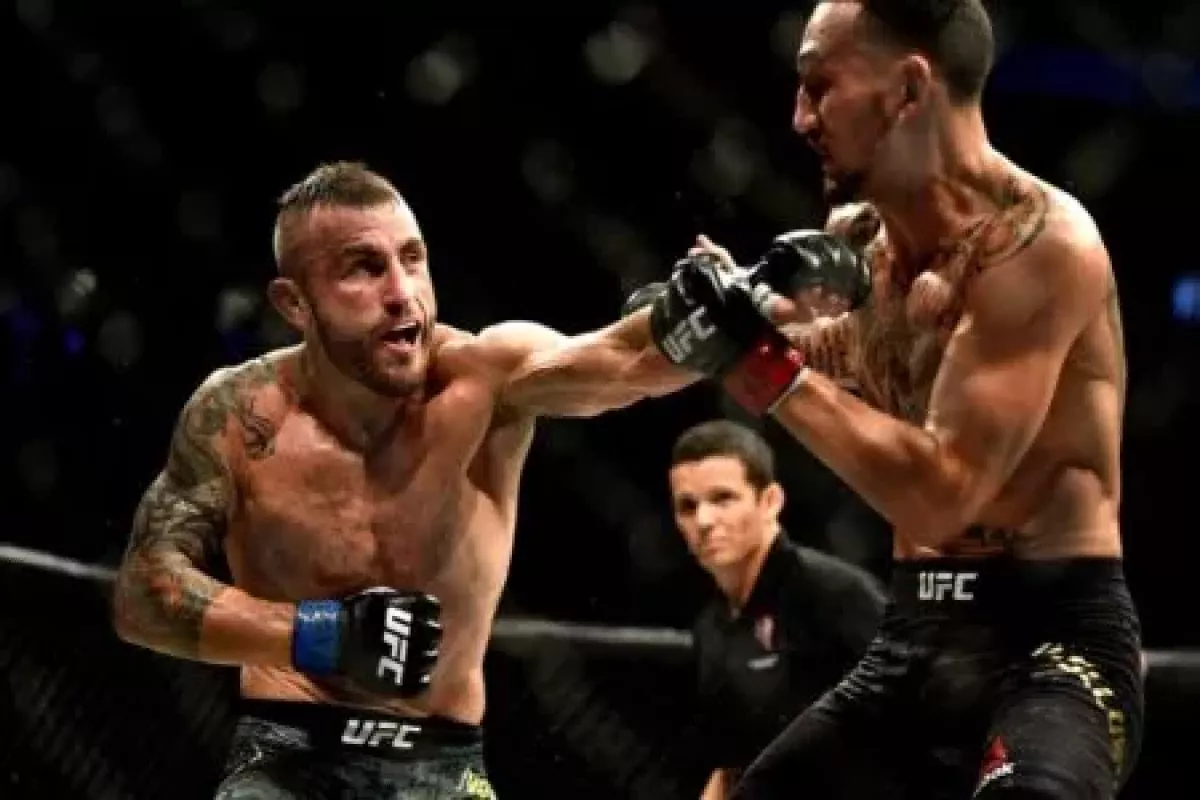 VIDEO: "Mini Khabib" Hasbulla se pustil do nejlepšího bojovníka UFC Alexe Volkanovského