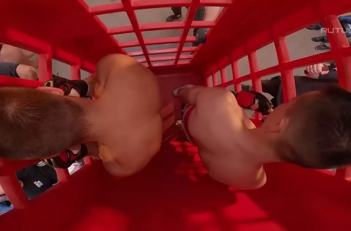 VIDEO: V Rusku se perou i v telefonní budce! Je tohle sport, šílenost?