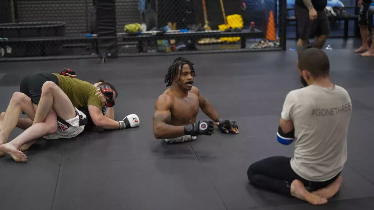 Video: Američan nemá nohy, přesto dokázal zvítězit v MMA zápase