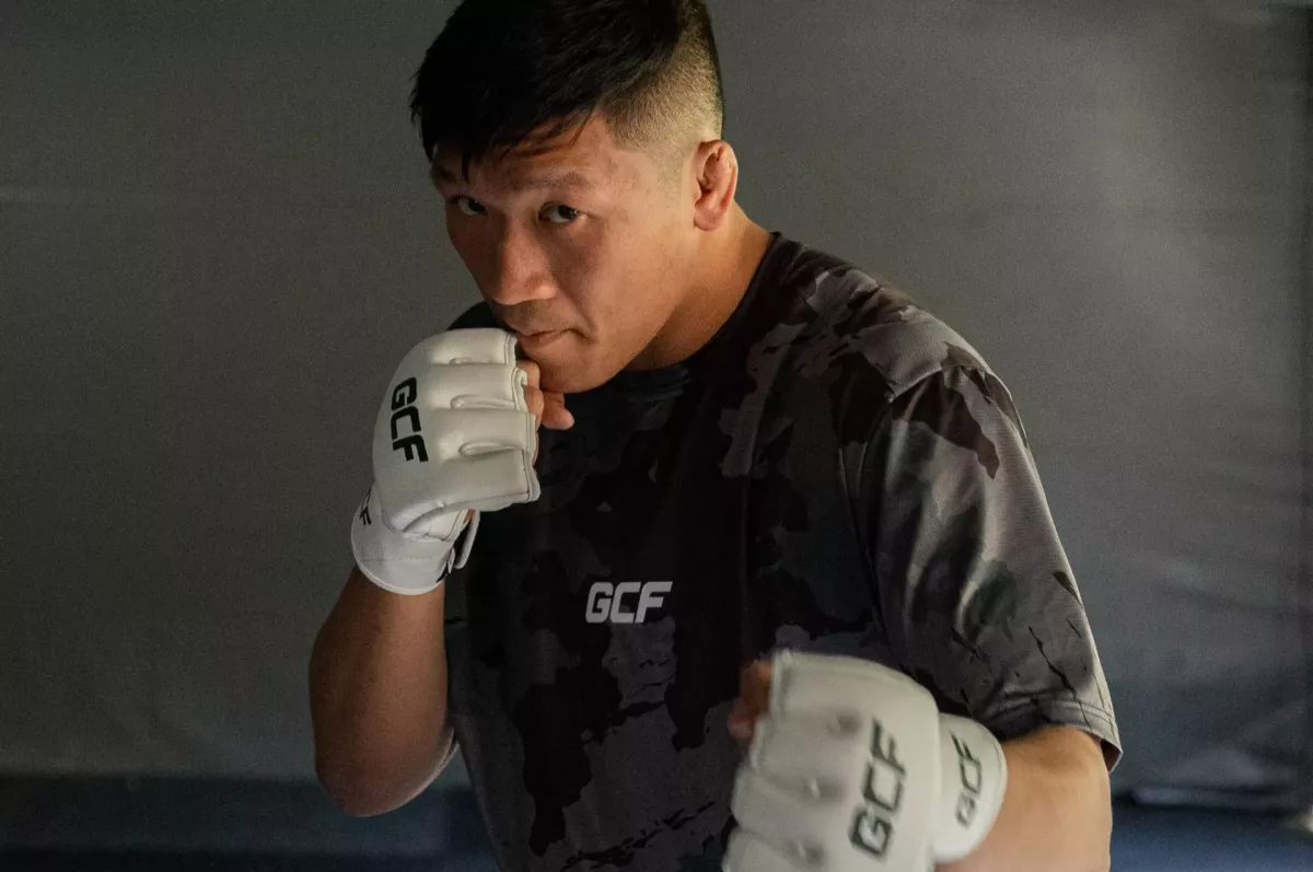 Vietnamec vyrostl na české kuchyni. Sport bylo sprosté slovo, pil colu, jedl chipsy. Teď je MMA fighterem