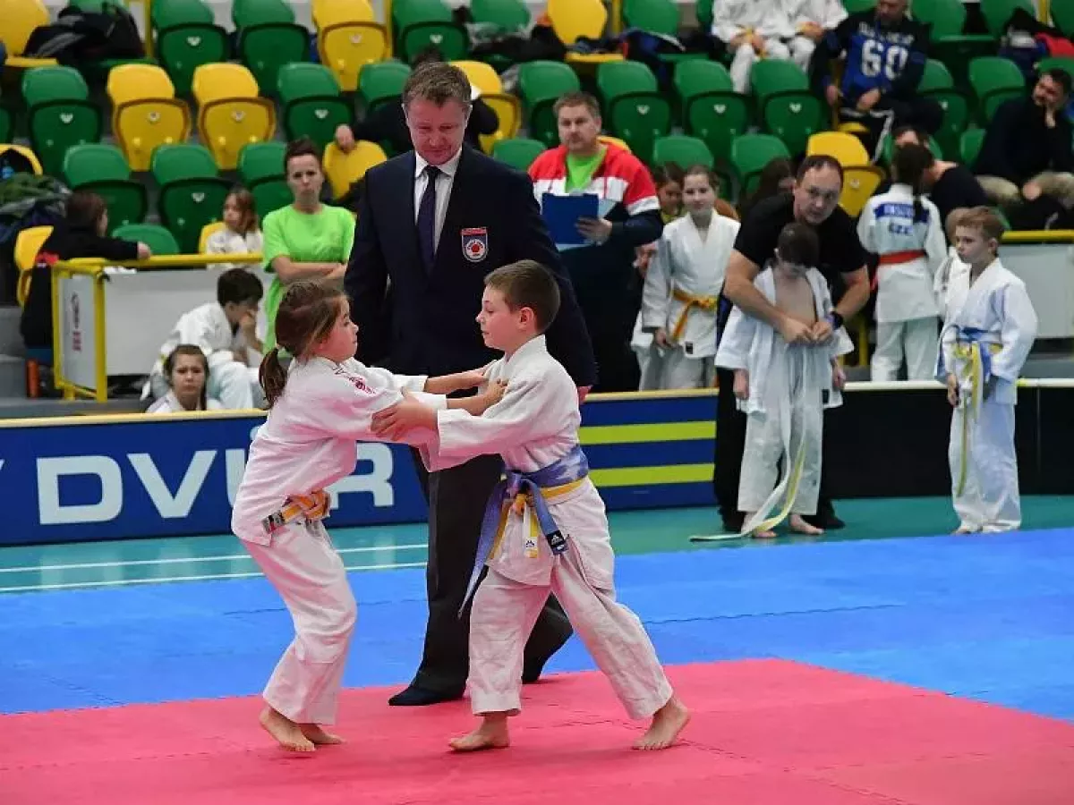 V králodvorské městské sportovní hale se prala více jak stovka mladých judistů