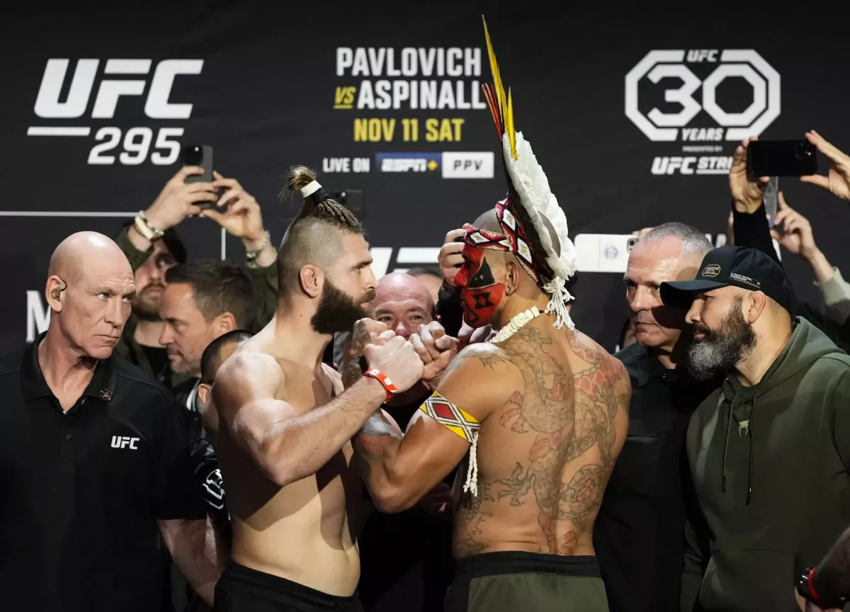 Všichni čekali na McGregora, ten nepřišel. Procházka s Pereirou zachránili UFC