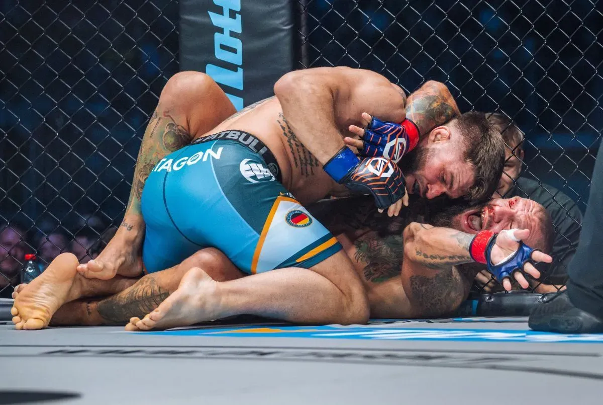 Vyděšení fanoušci v Bratislavě. Piráta odnesli lékaři na nosítkách