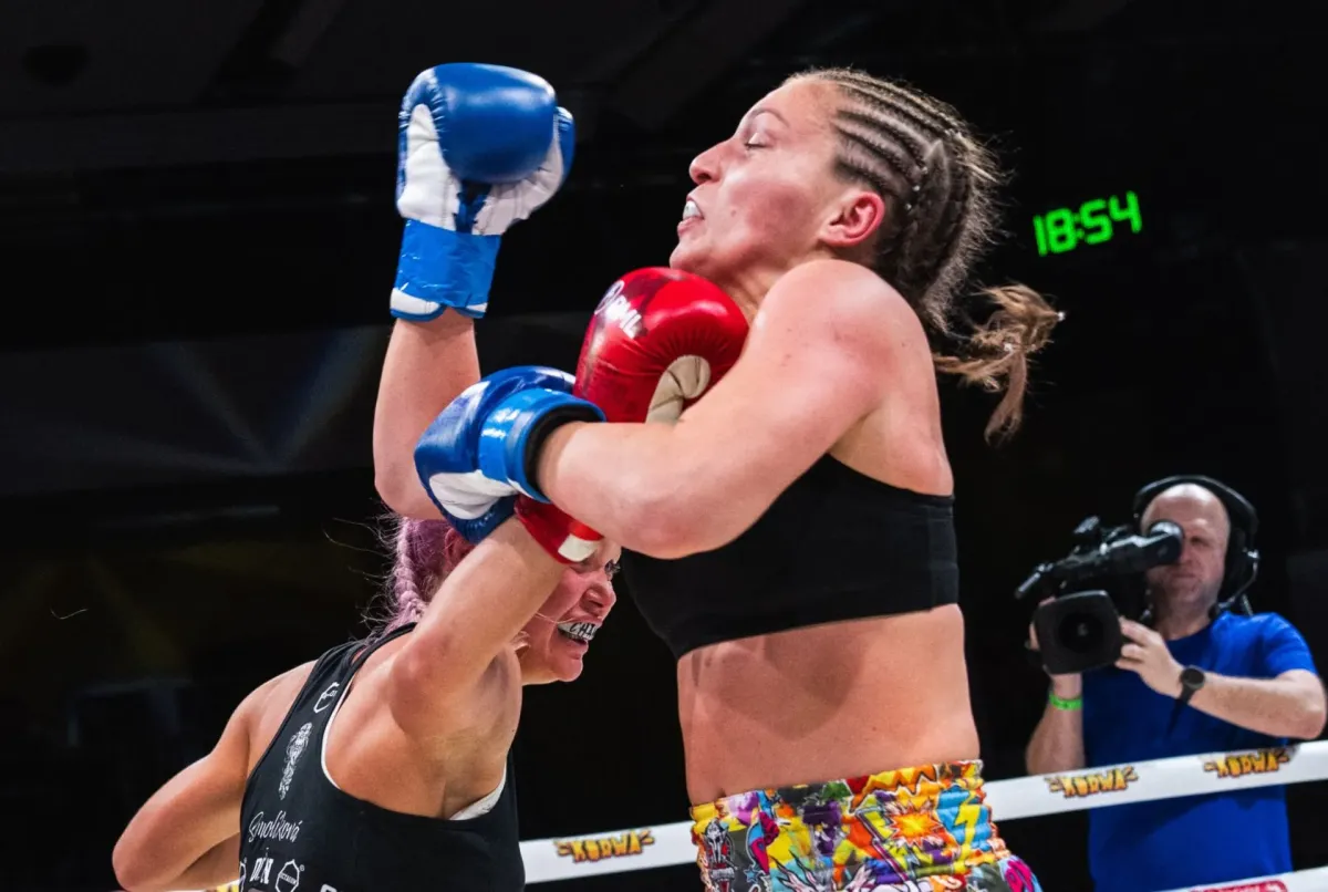 Vysokoškolačky si to rozdaly v ringu. Létaly pěsti