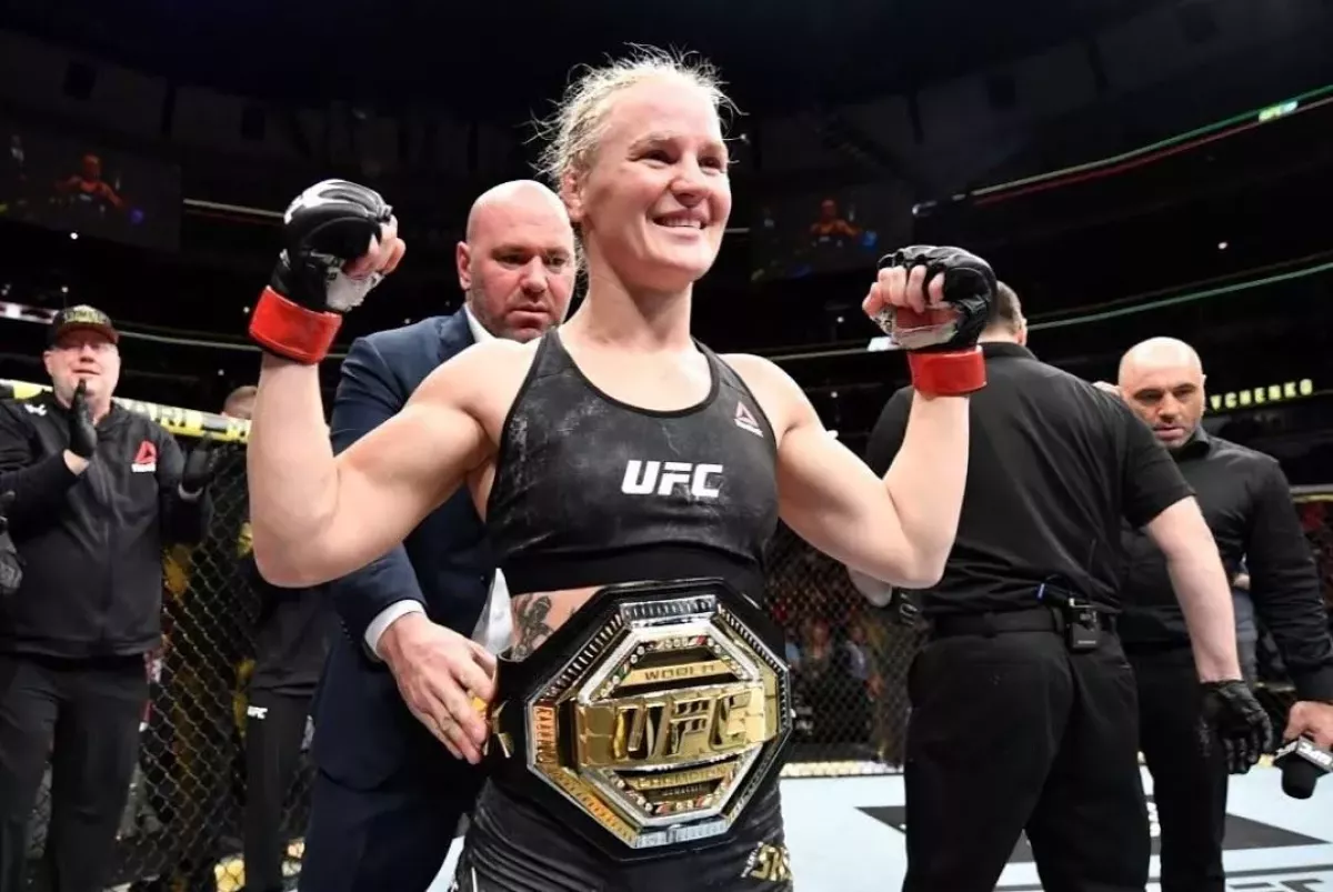 Z gymu na červený koberec. Šampionka UFC se navlékla do róby a zazářila