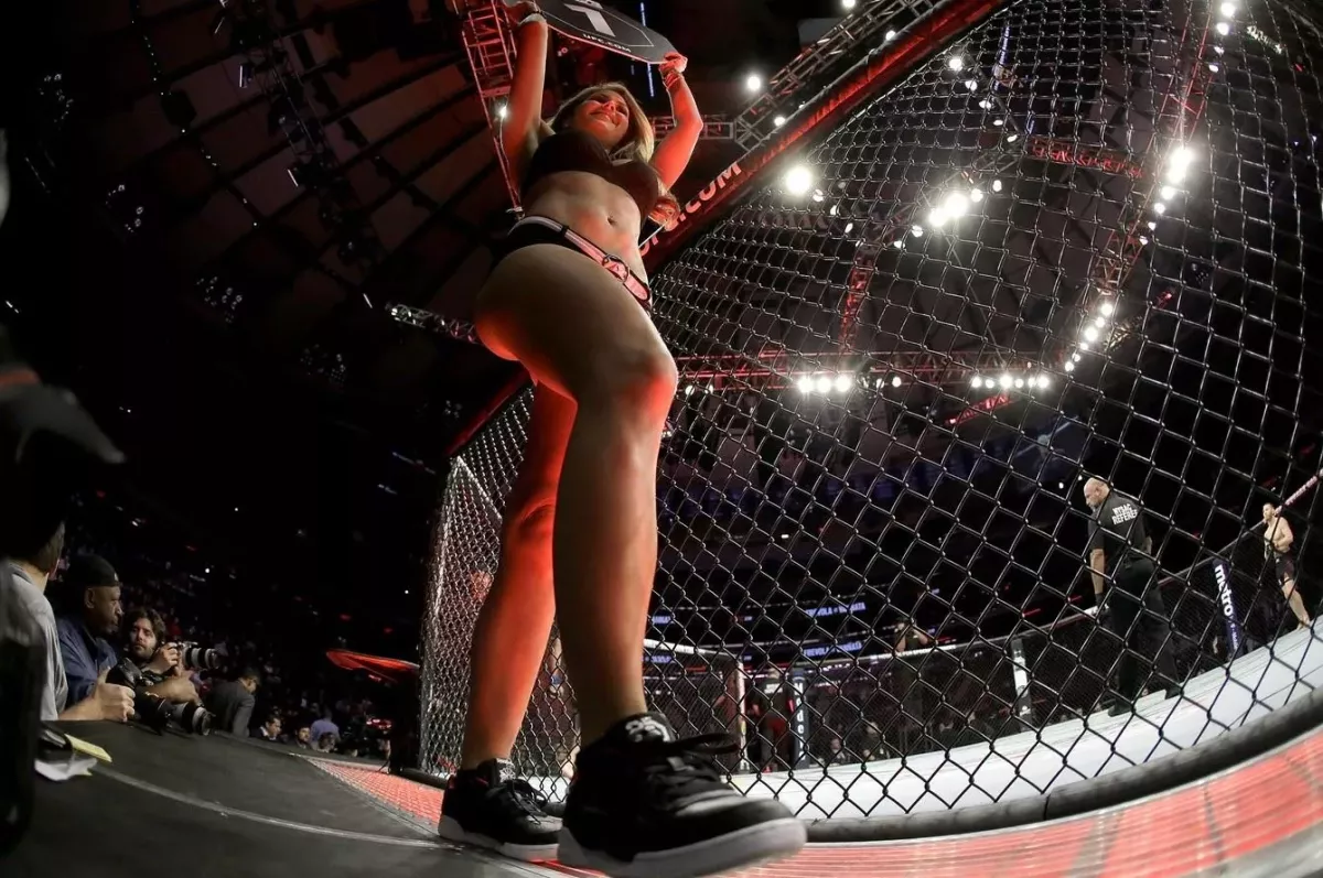 Zápasník MMA nakopl ring girl, poté došlo na hromadnou bitku