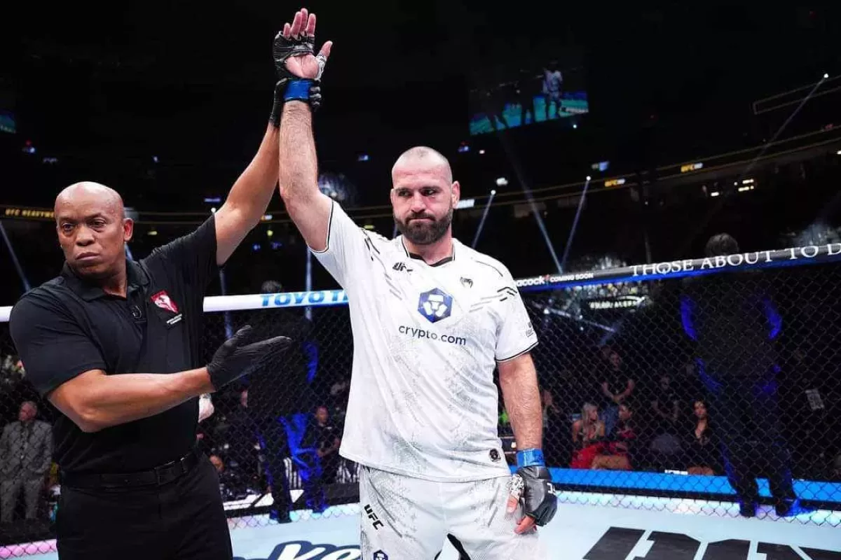 Životní výhra v UFC. Slovenský obr zvládl zápas s legendou MMA