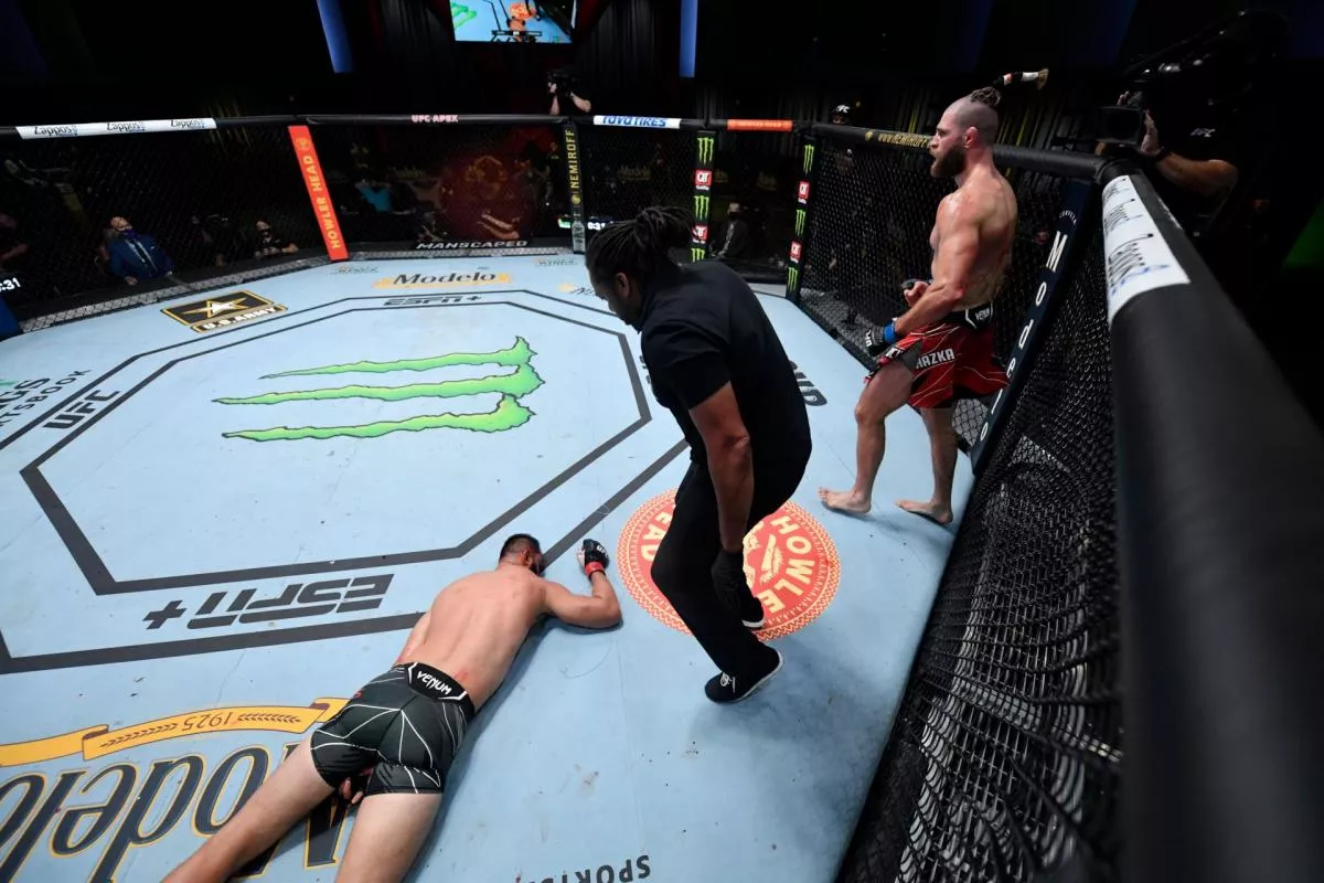Zkrvavený Schick jako řezník z klece! Český snajpr na EURO napodobil hvězdu UFC