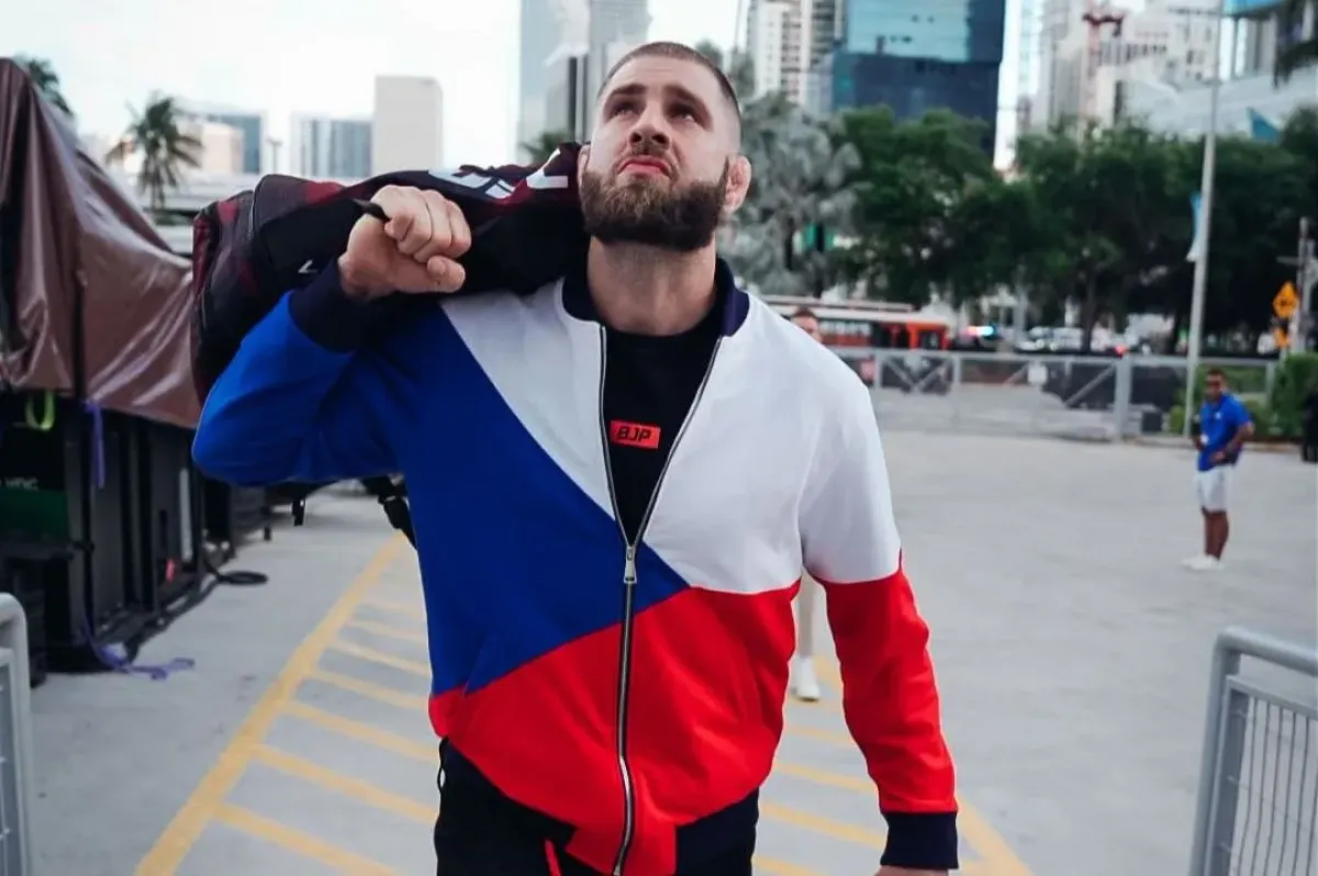 Zpátky domů a uvidíme zázrak života. Procházka chce stihnout narození dcery