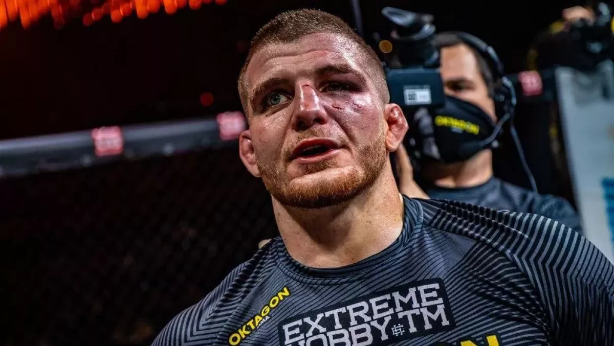 Zraněné koleno se hojí. V čem obávanému wrestlerovi pomáhá mentální kouč a kdy ho uvidíme zpět v kleci?