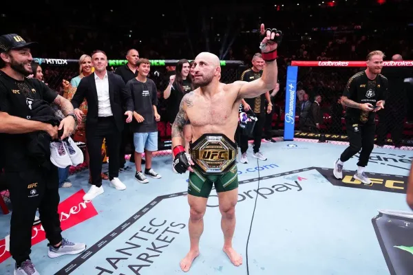 50 minut ukončení nepřineslo. Šampion UFC znovu uhájil království