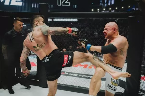 52letý MMA zápasník nahradil syna v boji. Soupeře kousl a byl diskvalifikován!