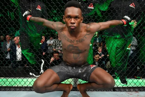 Adesanya opět padl. Soupeř ho nemilosrdně umlátil na zemi